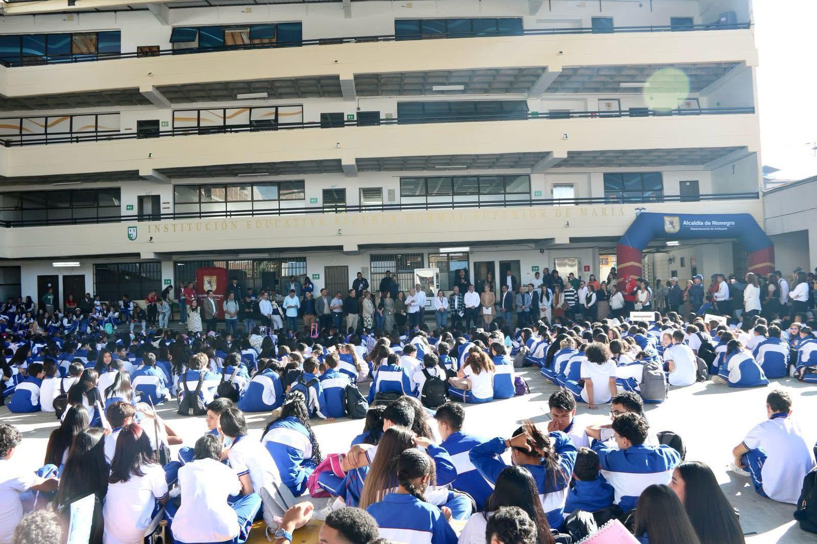 Concejales del Municipio de Rionegro acompañaron el inicio de clases de la I. E. Normal Superior en la antigua sede de la Julio Sanín